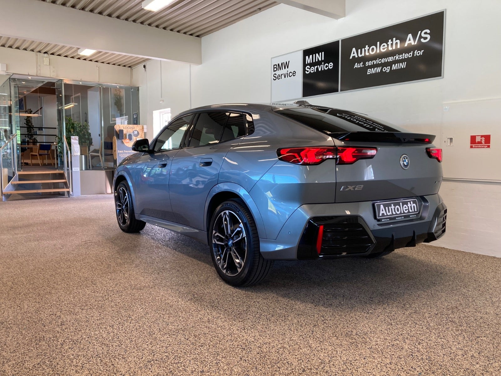 Grå BMW iX2 fra 2025