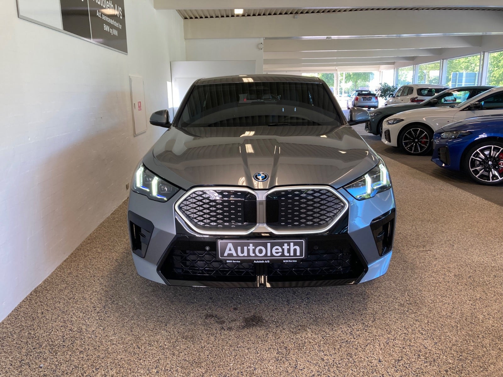 Grå BMW iX2 fra 2025