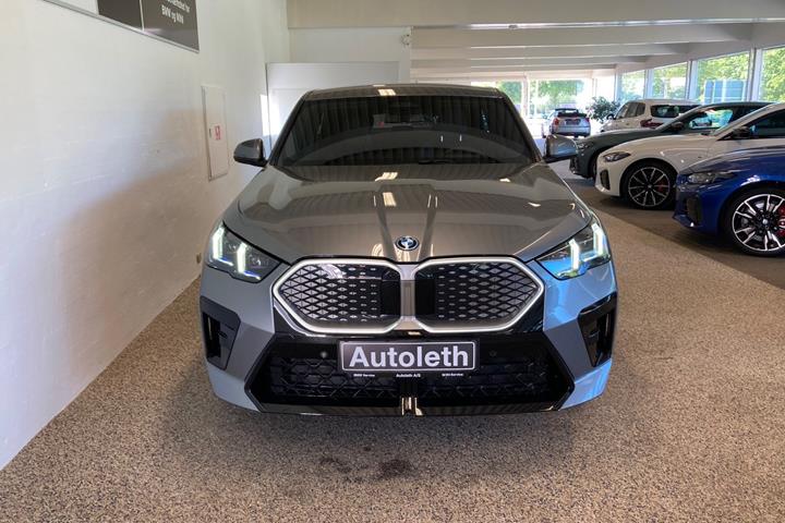 Grå BMW iX2 fra 2025