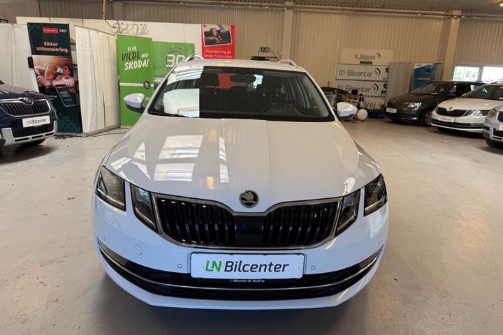 Hvid Skoda Octavia fra 2020