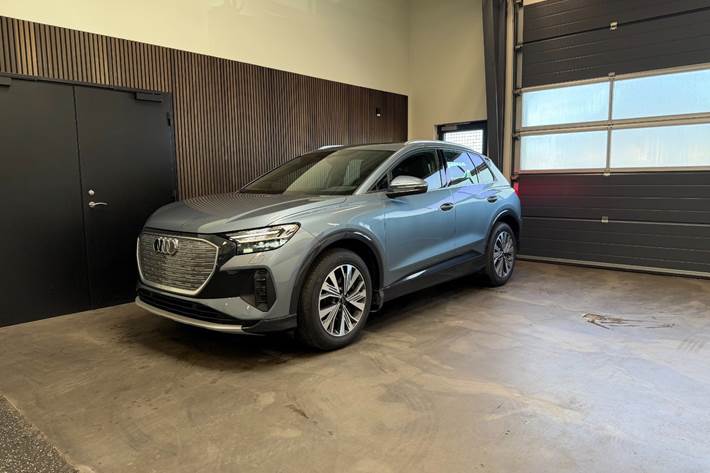 Blå Audi Q4 e-tron fra 2024