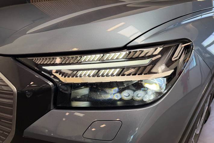 Blå Audi Q4 e-tron fra 2024