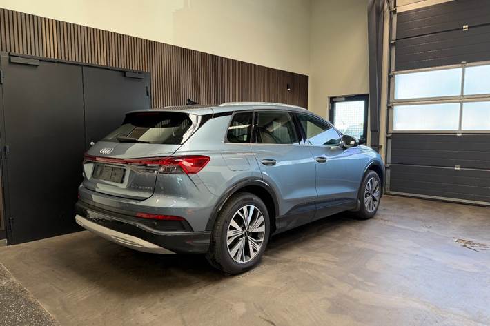 Blå Audi Q4 e-tron fra 2024