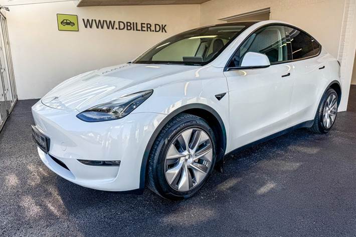 Hvid Tesla Model Y fra 2023