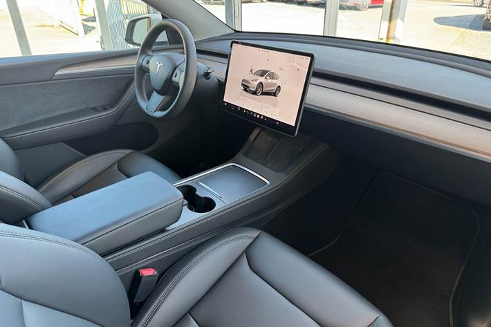 Hvid Tesla Model Y fra 2023