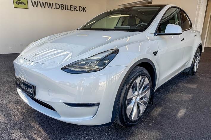 Hvid Tesla Model Y fra 2023