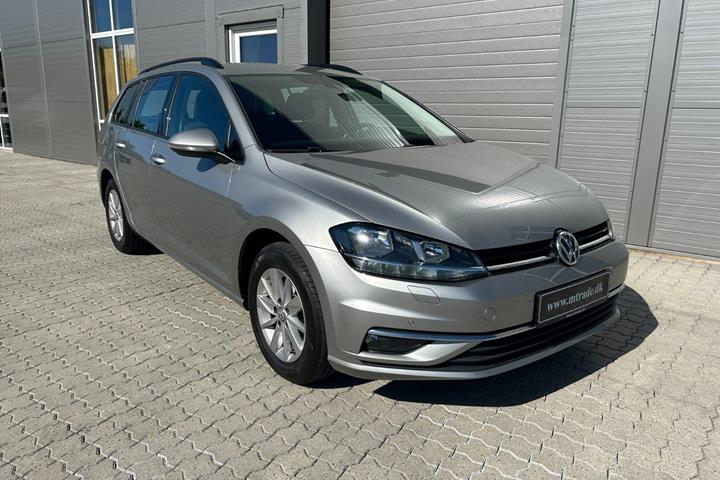 Sølv VW Golf VII fra 2018 set udefra