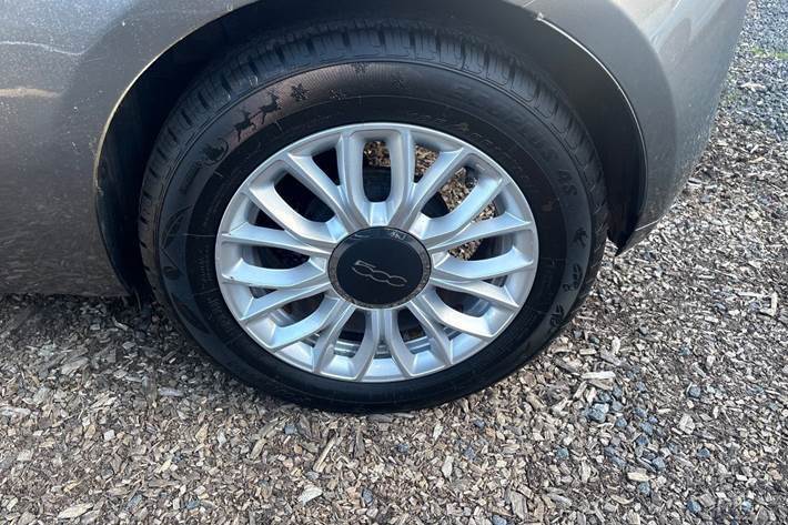 Grå Fiat 500C fra 2017