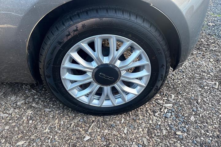 Grå Fiat 500C fra 2017