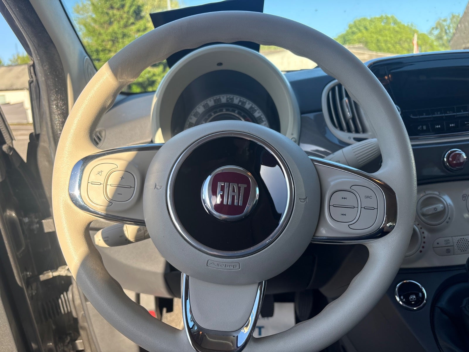 Grå Fiat 500C fra 2017