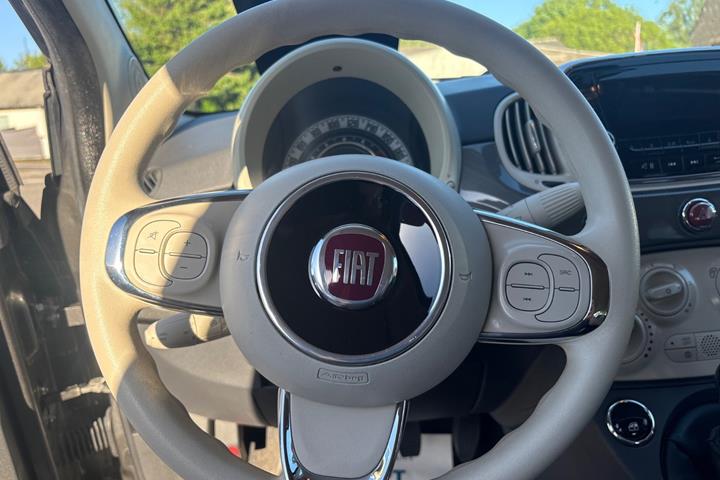 Grå Fiat 500C fra 2017