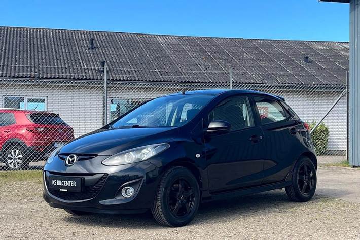Sort Mazda 2 fra 2014 set udefra