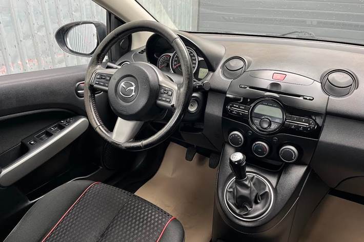 Sort Mazda 2 fra 2014
