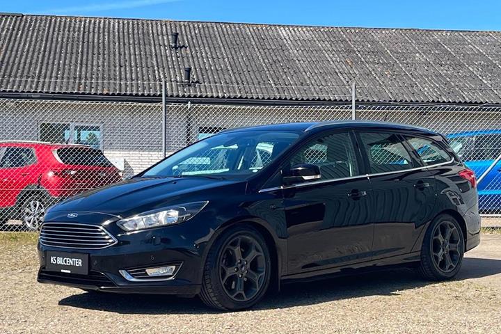 Sort Ford Focus fra 2017 set udefra
