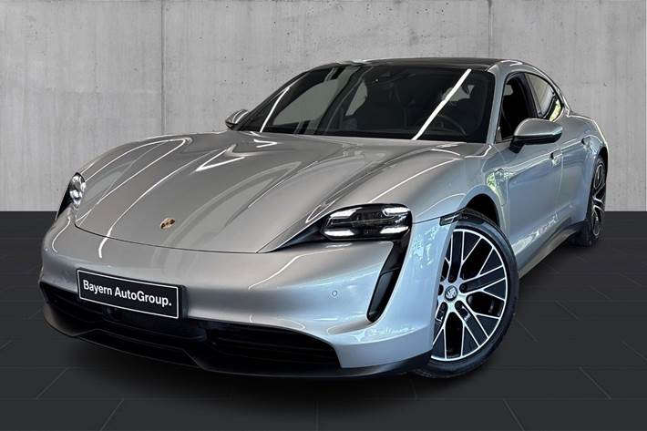 Sølv Porsche Taycan fra 2023 set udefra