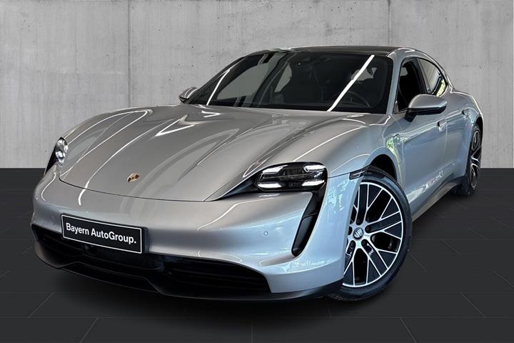 Sølv Porsche Taycan fra 2023 set udefra