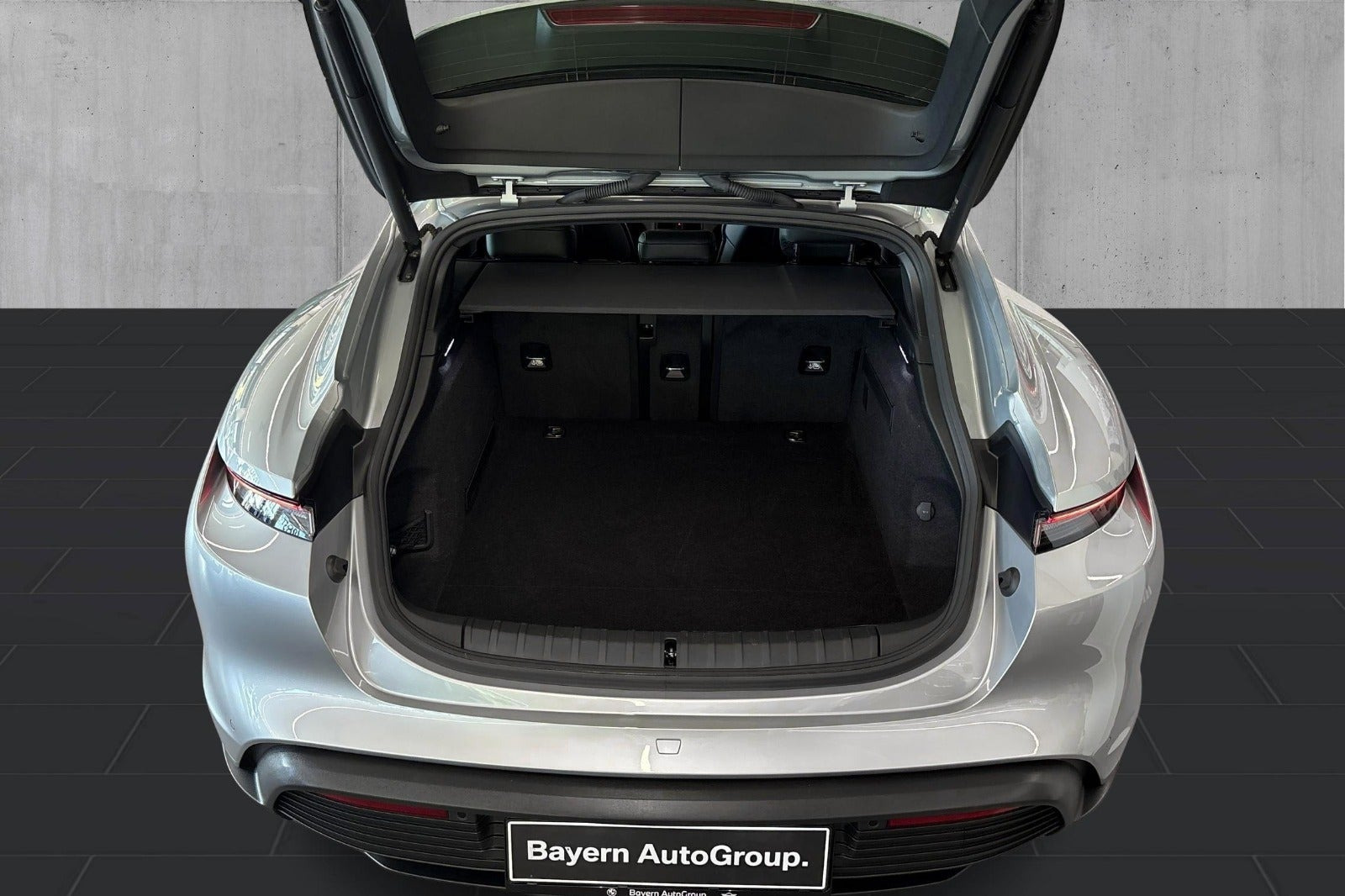 Sølv Porsche Taycan fra 2023