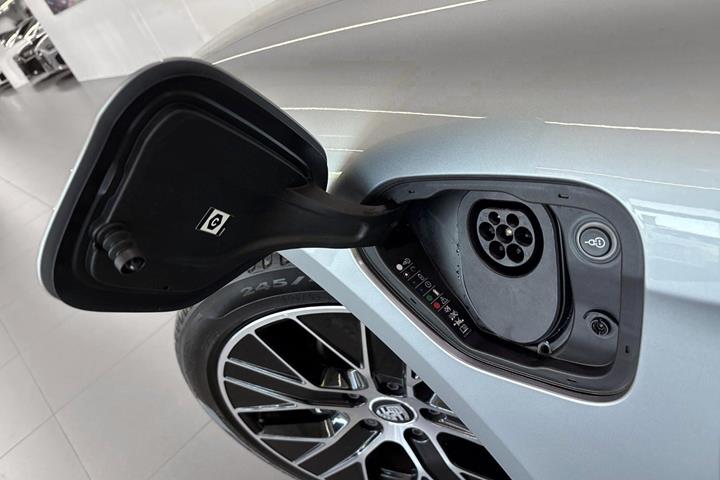 Sølv Porsche Taycan fra 2023