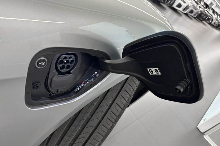 Sølv Porsche Taycan fra 2023
