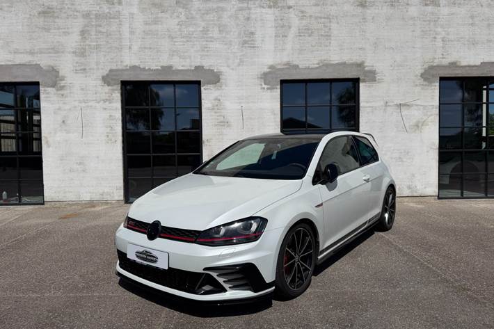 Hvid VW Golf VII fra 2017 set udefra