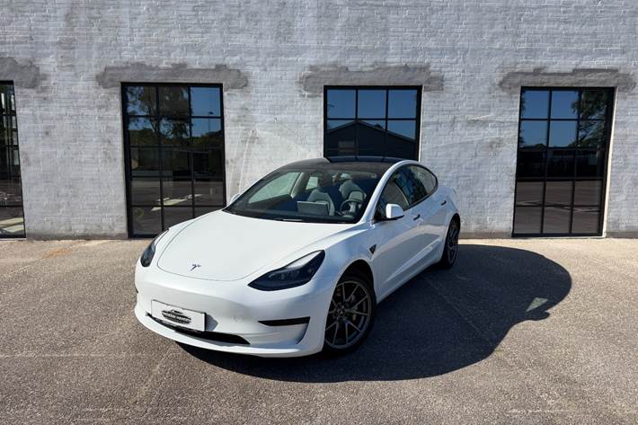 Hvid Tesla Model 3 fra 2022