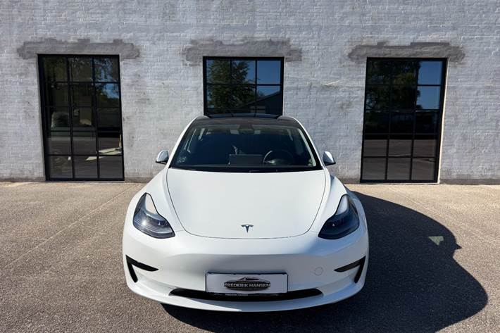Hvid Tesla Model 3 fra 2022