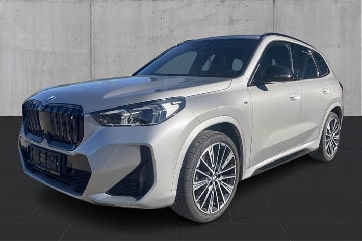Sølv BMW iX1 fra 2023 set udefra