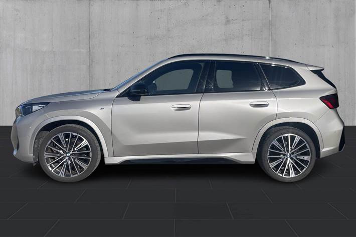 Sølv BMW iX1 fra 2023