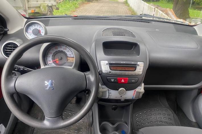 Rød Peugeot 107 fra 2008