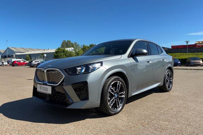 Grå BMW iX2 fra 2024 set udefra