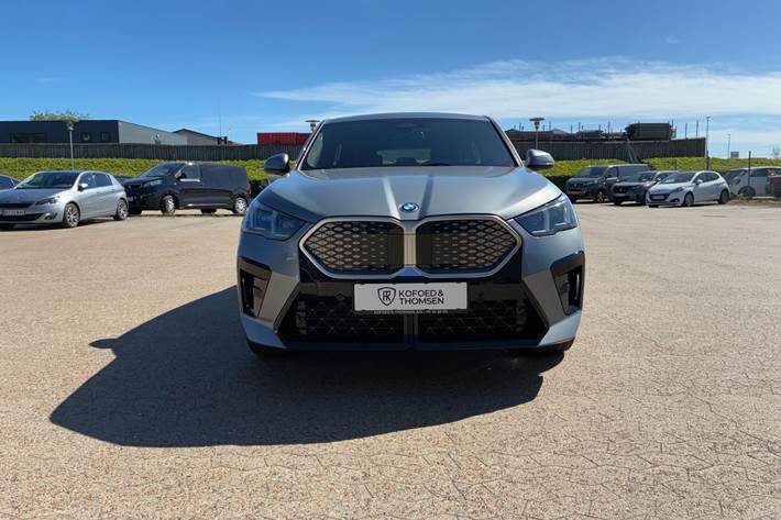 Grå BMW iX2 fra 2024