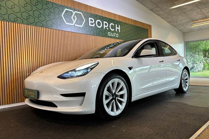 Hvid Tesla Model 3 fra 2023