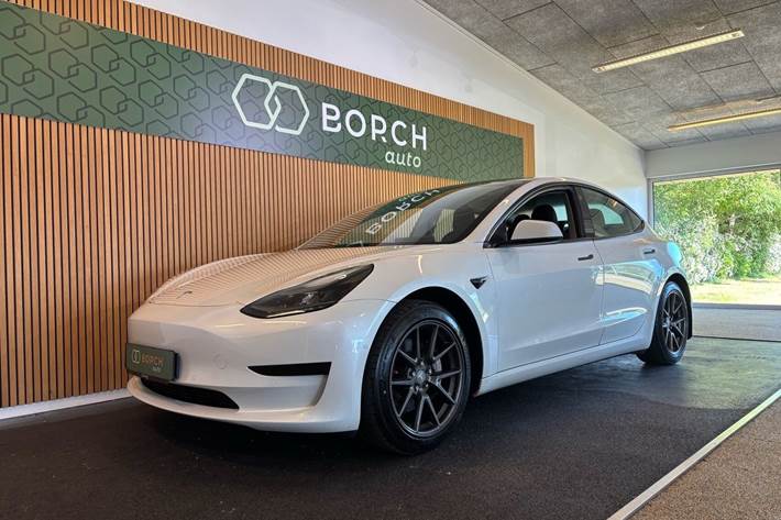 Hvid Tesla Model 3 fra 2021