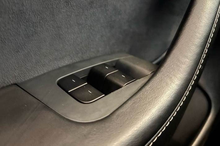 Hvid Tesla Model 3 fra 2021