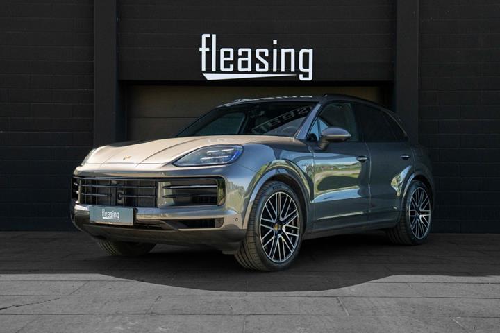 Grå Porsche Cayenne fra 2024 set udefra