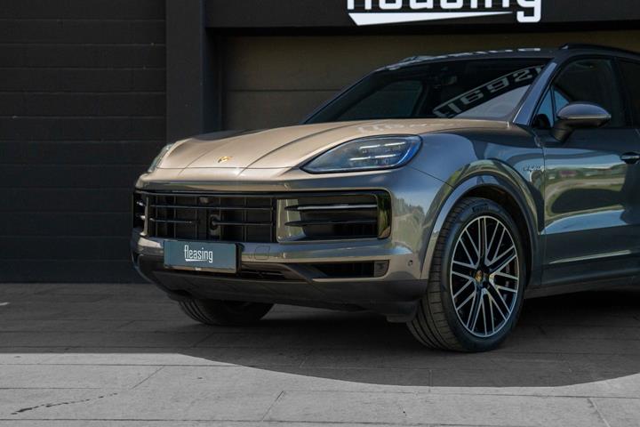 Grå Porsche Cayenne fra 2024