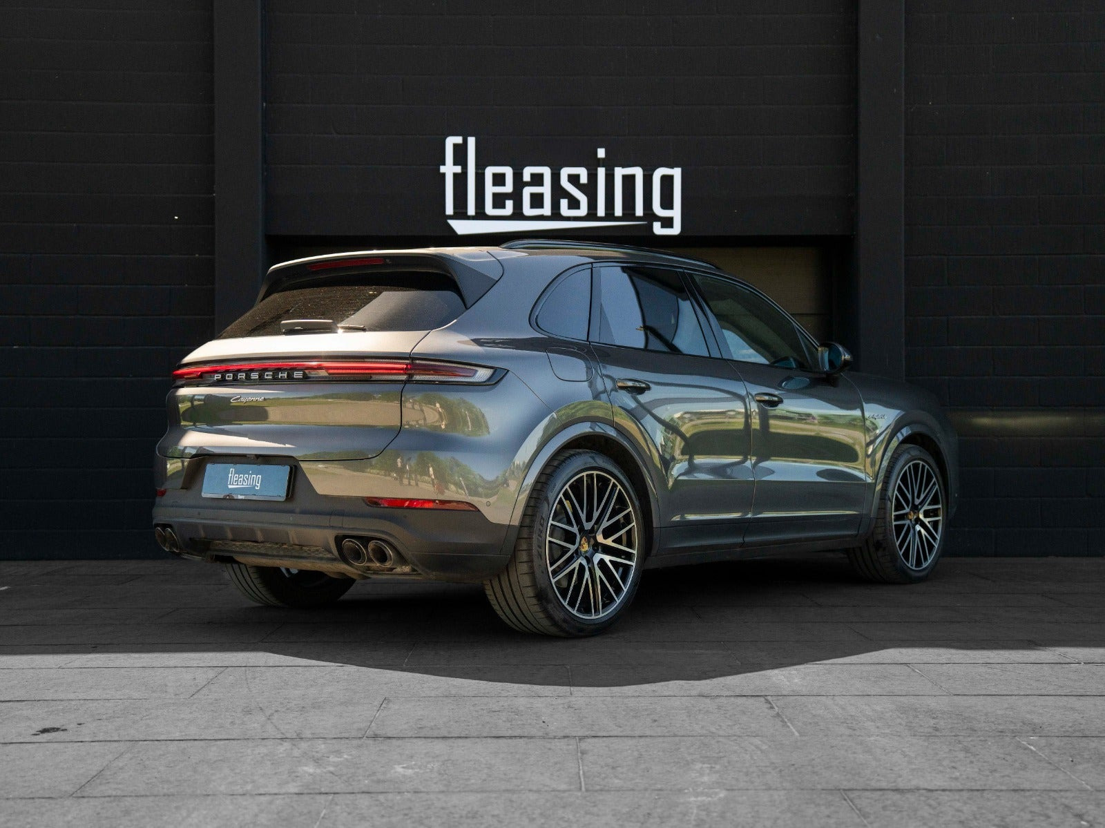 Grå Porsche Cayenne fra 2024