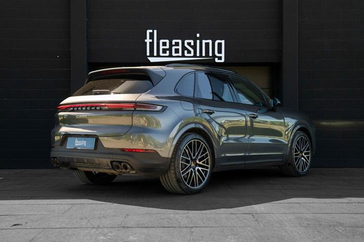 Grå Porsche Cayenne fra 2024