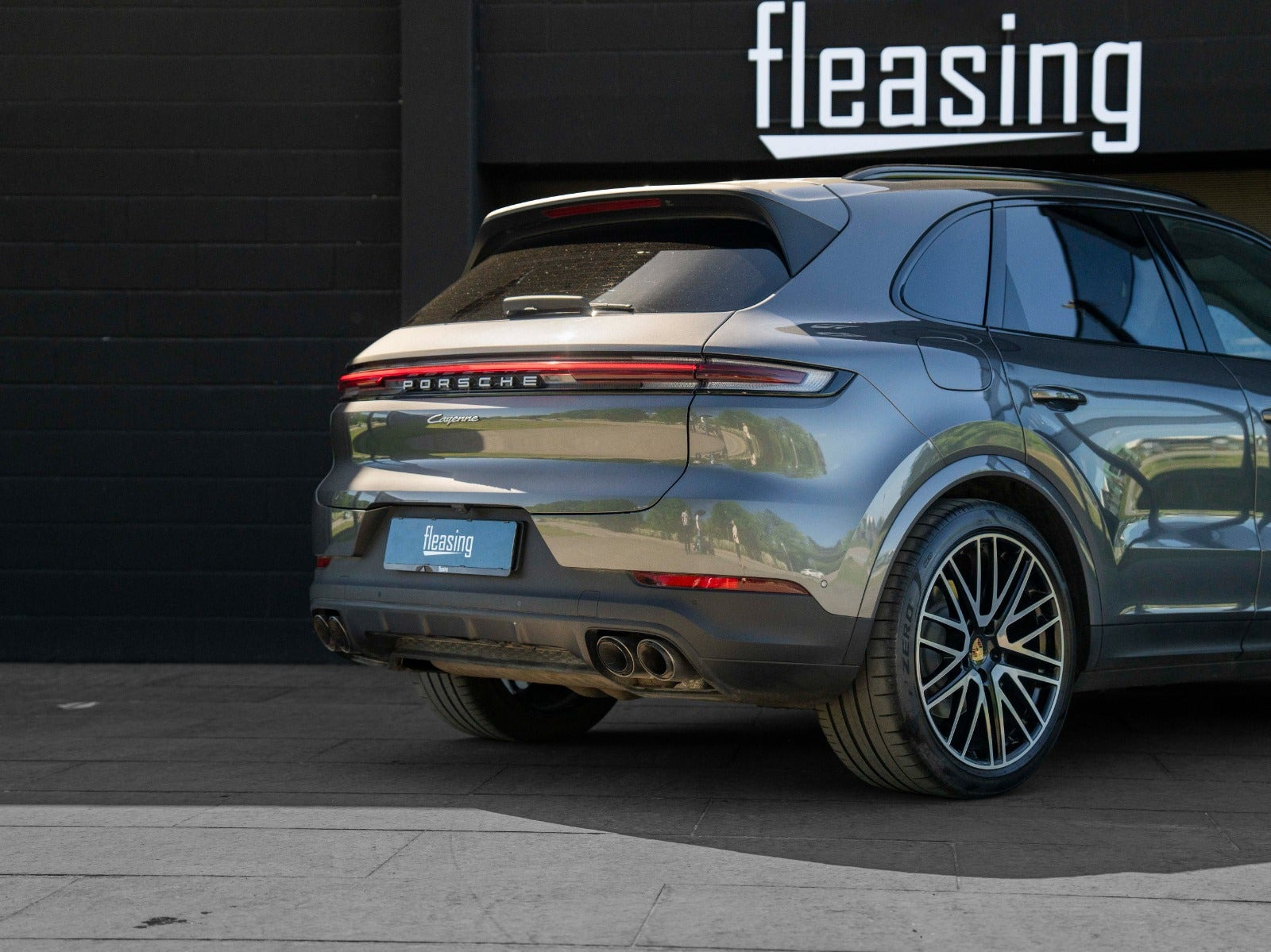 Grå Porsche Cayenne fra 2024