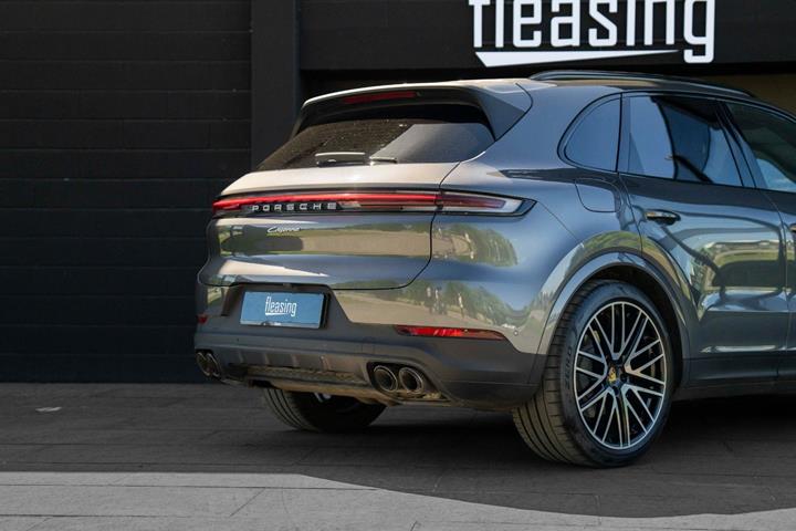 Grå Porsche Cayenne fra 2024