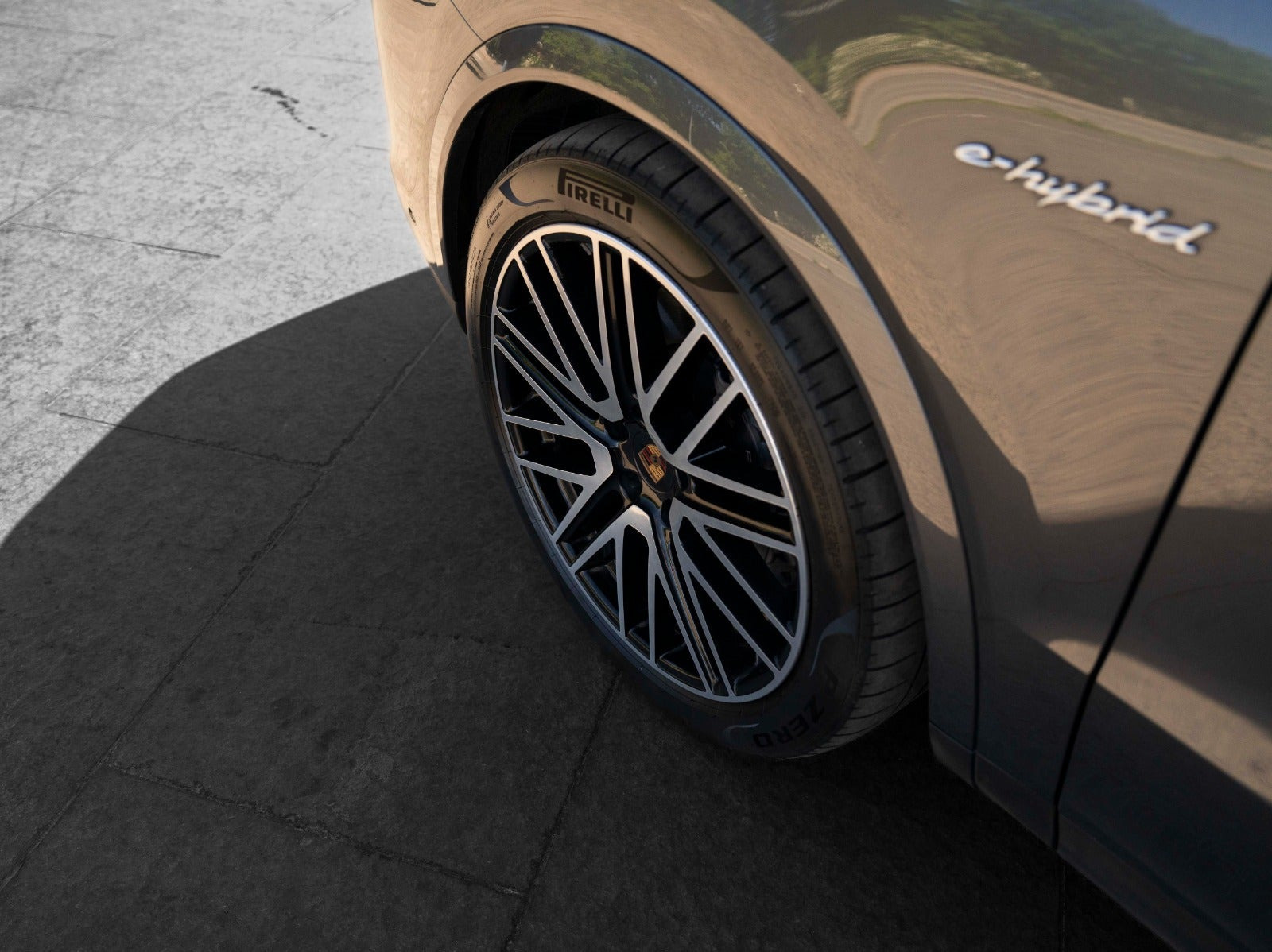 Grå Porsche Cayenne fra 2024