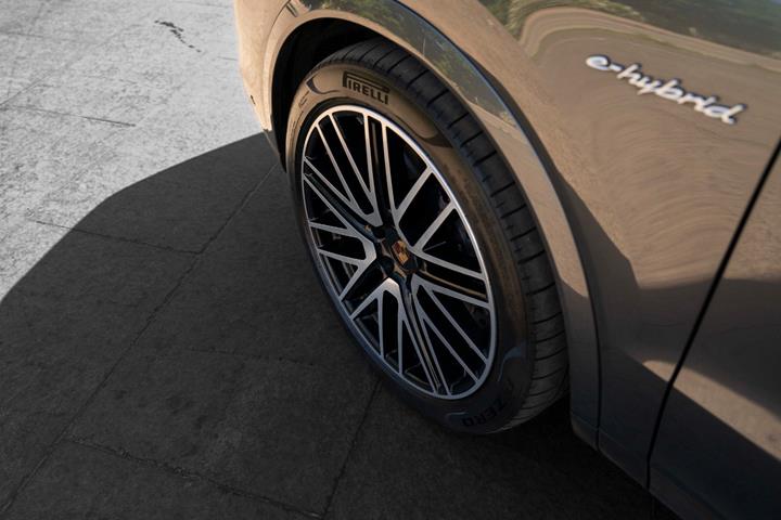 Grå Porsche Cayenne fra 2024