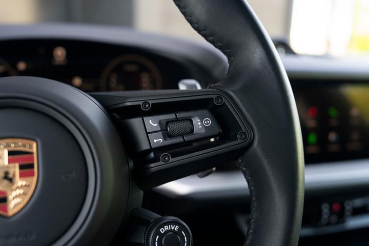 Grå Porsche Cayenne fra 2024