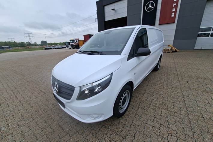 Hvid Mercedes Vito 114 fra 2023