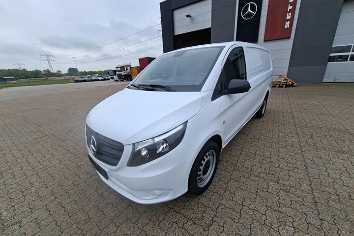 Hvid Mercedes Vito 114 fra 2023 set udefra
