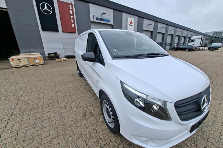 Hvid Mercedes Vito 114 fra 2023