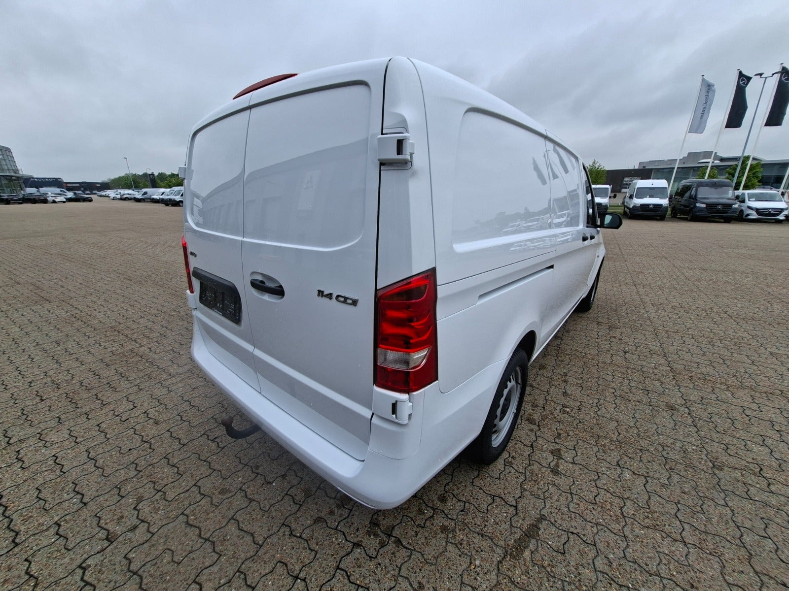 Hvid Mercedes Vito 114 fra 2023