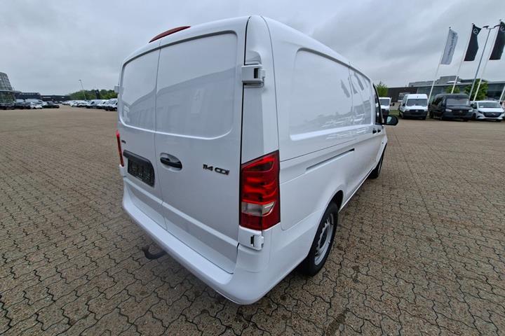 Hvid Mercedes Vito 114 fra 2023