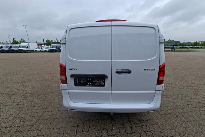 Hvid Mercedes Vito 114 fra 2023
