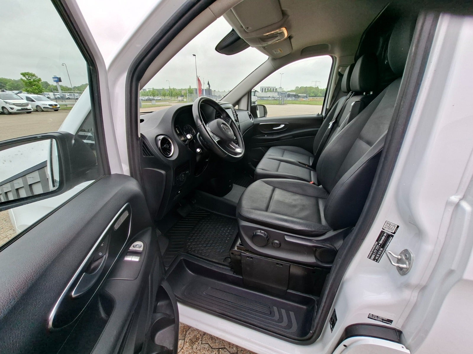 Hvid Mercedes Vito 114 fra 2023